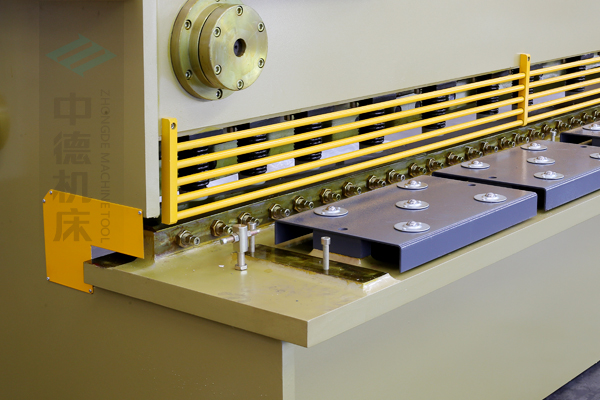 ZDG-832滚珠前托料及穿透型防护栏.jpg ZDG-832滚珠前托料及穿透型防护栏.jpg