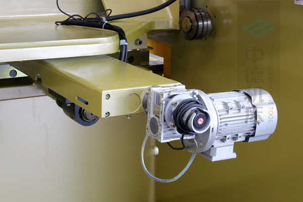 ZDG-832后挡料驱动布局,具有壮大扭矩.jpg ZDG-832后挡料驱动布局,具有壮大扭矩.jpg