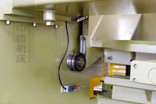 ZDG-832闸式刀架布局,刀架上下垂直活动任务,轴承受力小无磨损,以是能久长切确节制刀片空隙,并能调理剪切角度,晋升产物品德,又明显进步刀片利用寿命.jpg ZDG-832闸式刀架布局,刀架上下垂直活动任务,轴承受力小无磨损,以是能久长切确节制刀片空隙,并能调理剪切角度,晋升产物品德,又明显进步刀片利用寿命.jpg