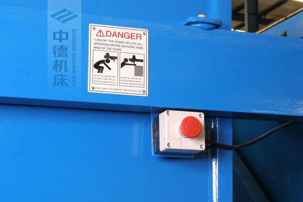 ZDSK-1232剪板机后部告急遏制按钮,最大水平保证工人宁静.jpg ZDSK-1232剪板机后部告急遏制按钮,最大水平保证工人宁静.jpg