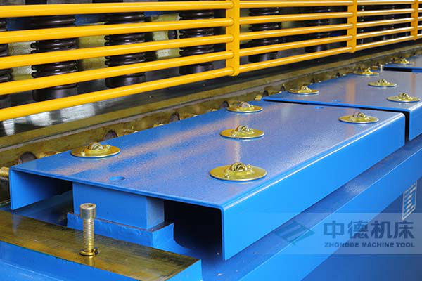 ZDS-632剪板机接纳滚珠前托料板,不划伤不锈钢板材外表.jpg ZDS-632剪板机接纳滚珠前托料板,不划伤不锈钢板材外表.jpg